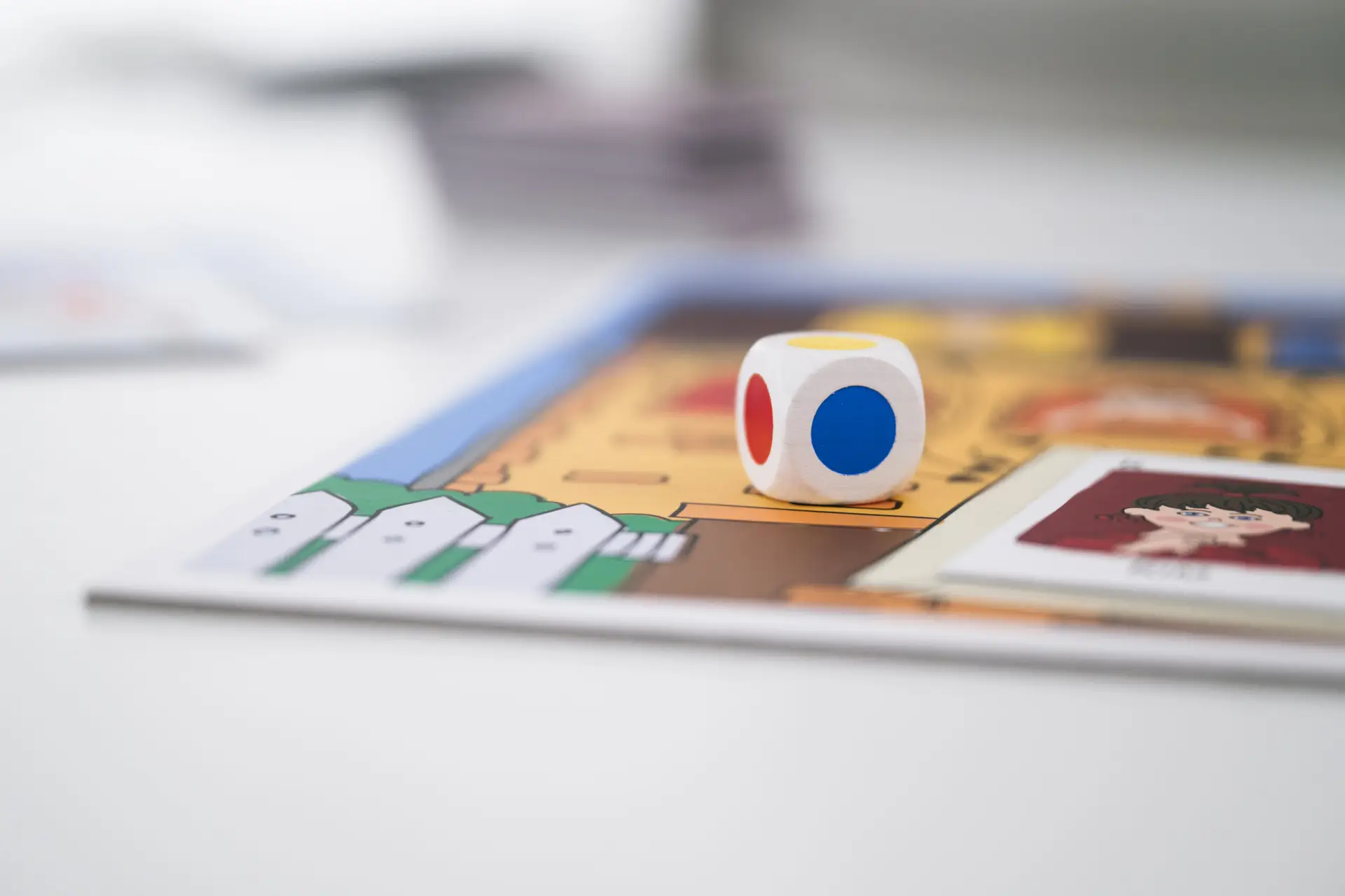 Buntes Brettspiel mit Würfel – Therapiematerial für die Arbeit mit Kindern